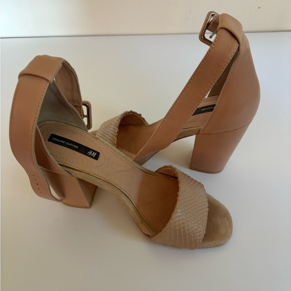 H&M blush leather sandals with 3 1/2 inch block heels and buckled straps Size 6 - Picture 3 of 7